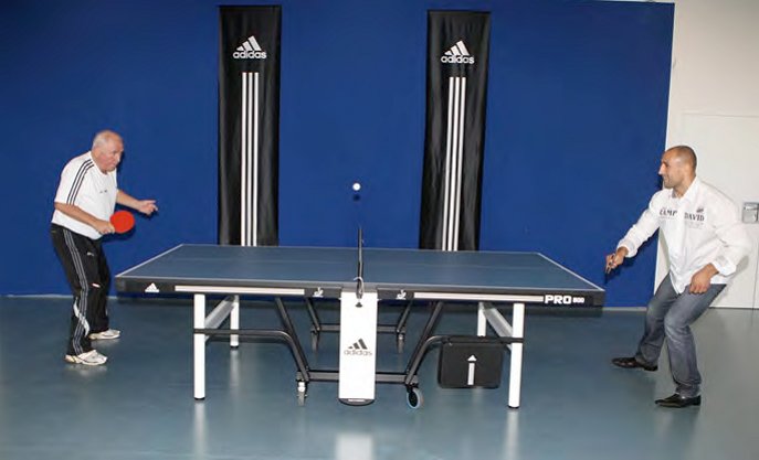 Arthur Abraham spielt Tischtennis
